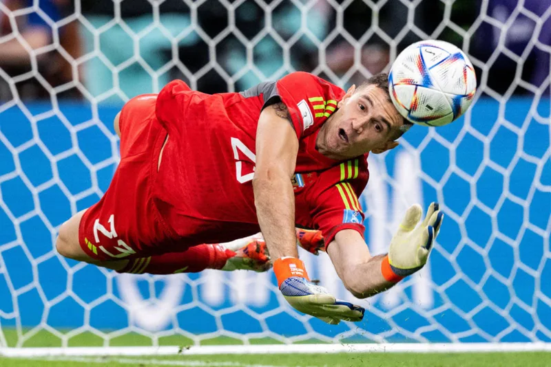 What is the basic knowledge about the Golden Glove award?